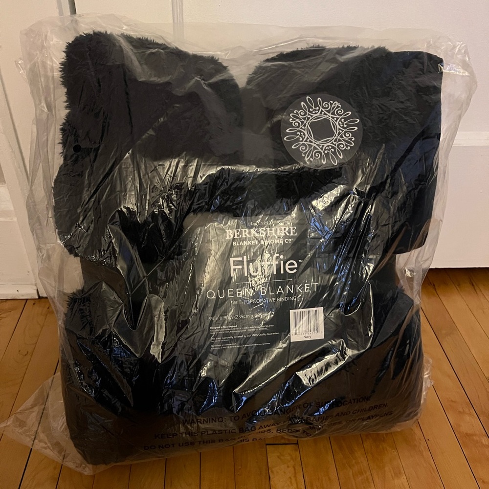 NWT Berkshire Navy Fluffy Queen Blanket — Never Opened!